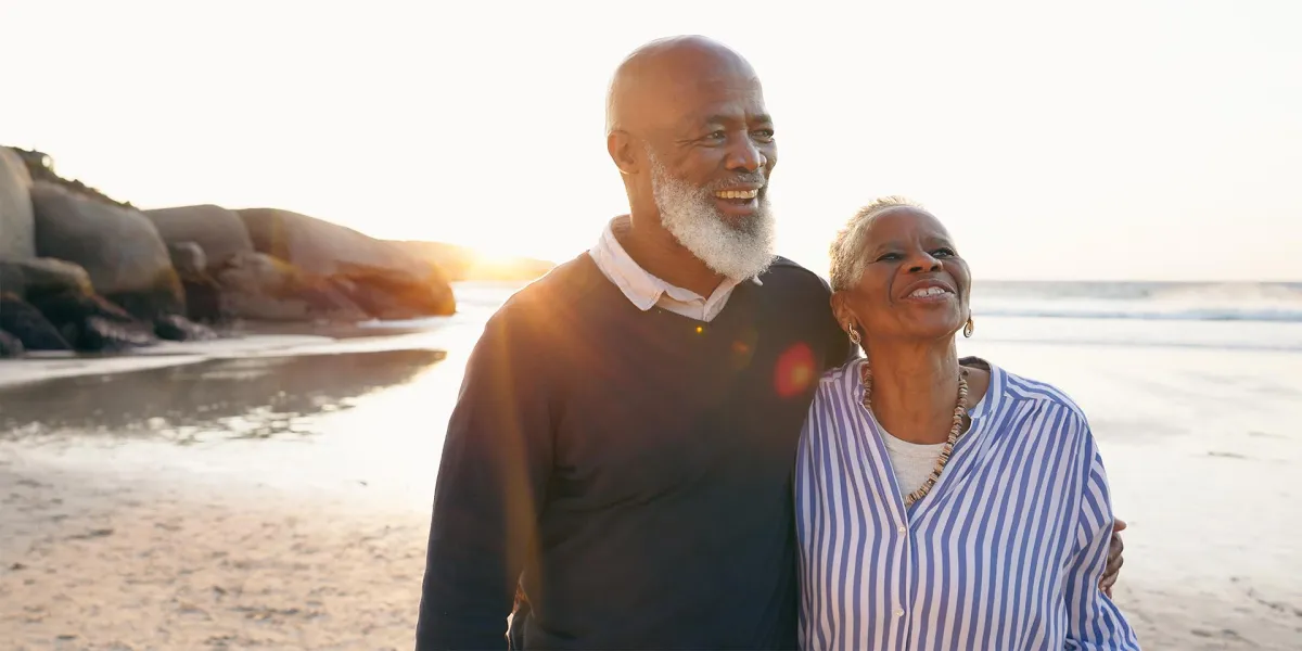 Ein altes Ehepaar, das den Ruhestand genießt. © Adobe Stock, Charlize D/peopleimages.com