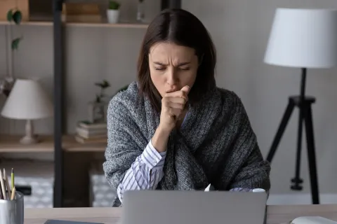 Sind bestimmte Bedingungen erfüllt, handelt es sich bei einer Infektion mit Corona um einen Arbeitsunfall. © Shutterstock, fizkes