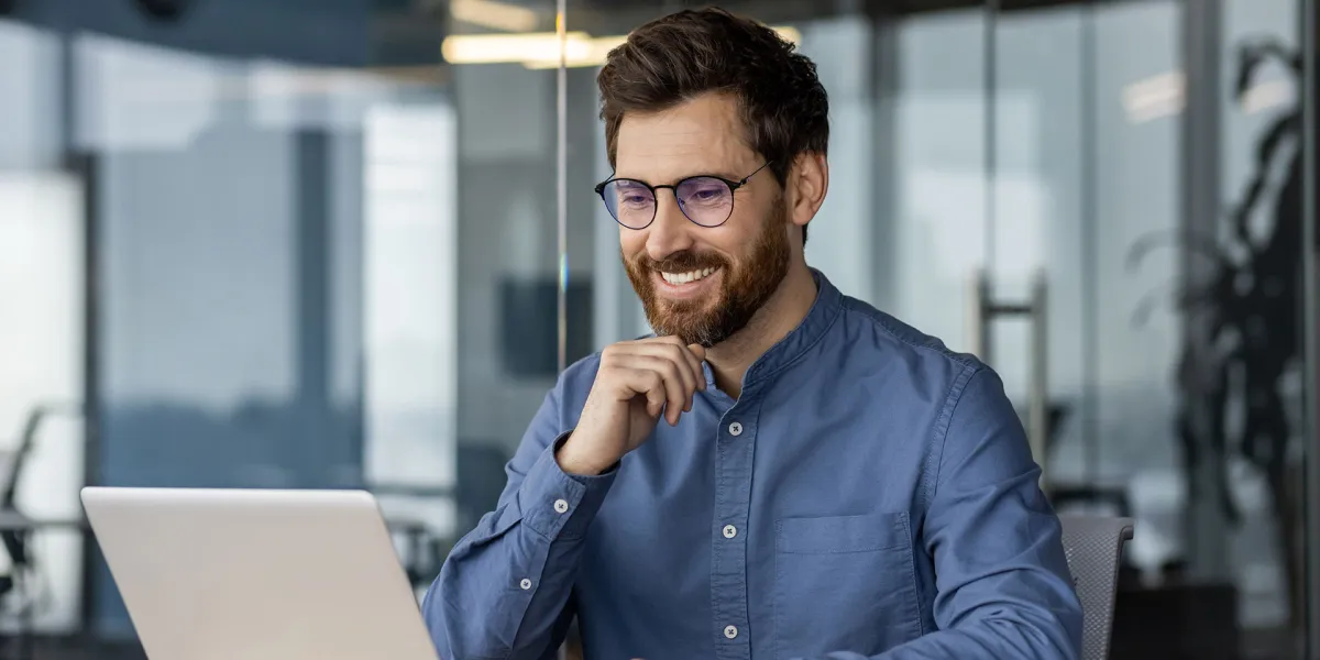 Unternehmer informiert sich über die Änderungen der DGUV Vorschrift 2. © Adobe Stock, Tetiana