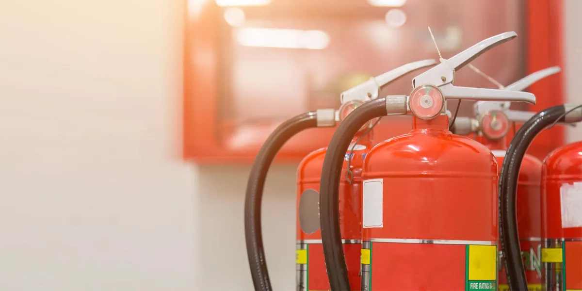 Feuerlöscher gehören zu den Hilfsmitteln der Brandschutzmaßnahmen. © Shutterstock, A_stockphoto