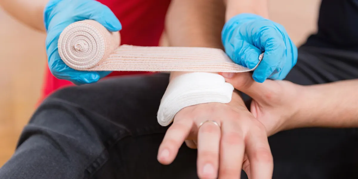 Bei einem Unfall muss ein Erste-Hilfe-Koffer in Reichweite sein. © Shutterstock, Microgen