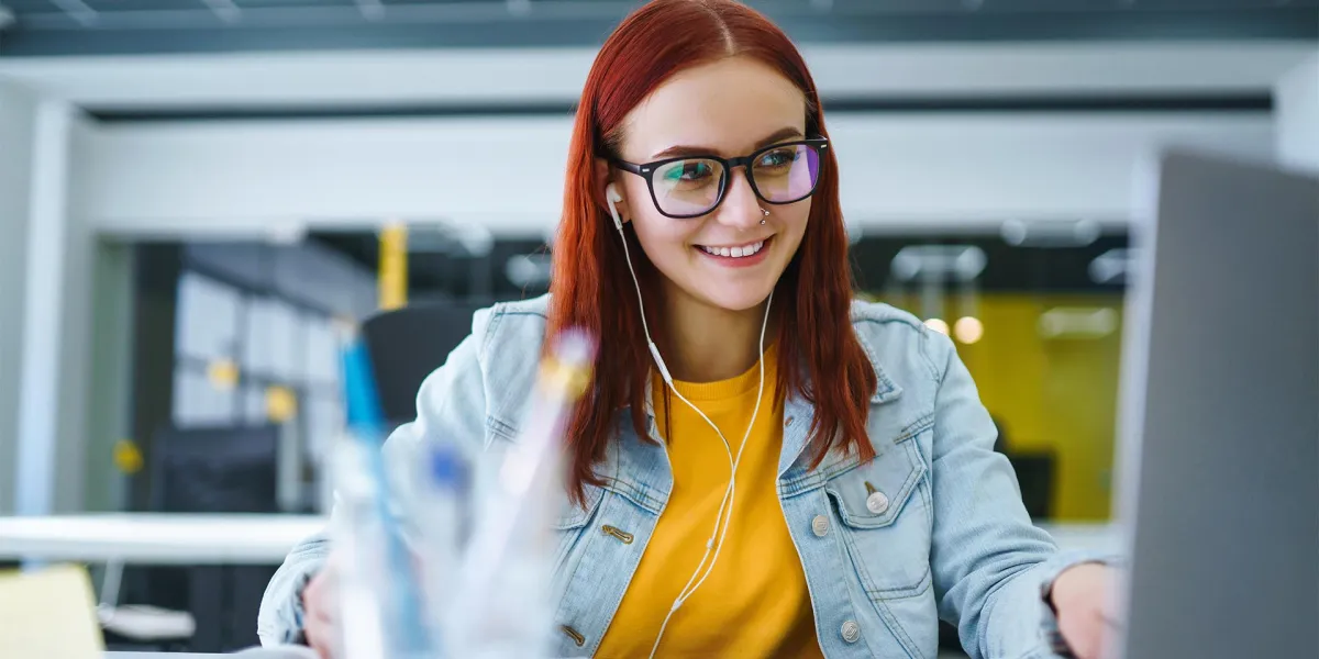 Eine jugendliche Mitarbeiterin bei der Arbeit in ihrem Ferienjob. © Adobe Stock, maxbelchenko