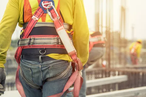 Mitarbeiter trägt persönliche Schutzausrüstung als Ergebnis der Gefährdungsbeurteilung für den Arbeitsschutz. © Shutterstock, Bannafarsai_Stock