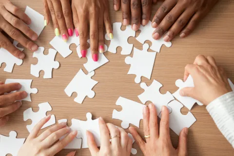 Teambuilding-Maßnahmen tragen zu verbesserter Kommunikation und Konfliktlösungsfähigkeit bei. © Shutterstock, fizkes