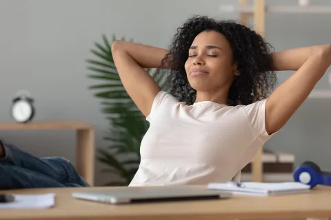 Sabbaticals haben eine Reihe an Vorteilen für deine Angestellten, aber auch für dein Unternehmen. © Shutterstock, fizkes