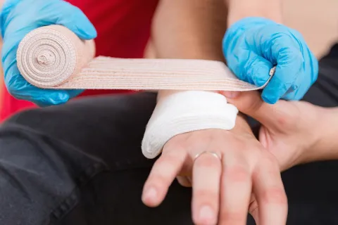 Bei einem Unfall muss ein Erste-Hilfe-Koffer in Reichweite sein. © Shutterstock, Microgen