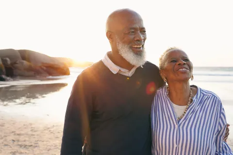 Ein altes Ehepaar, das den Ruhestand genießt. © Adobe Stock, Charlize D/peopleimages.com
