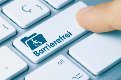 Finger zeigt auf Tastatur, bei der auf der Entertaste das Wort Barrierefrei steht. © Adobe Stock, momius