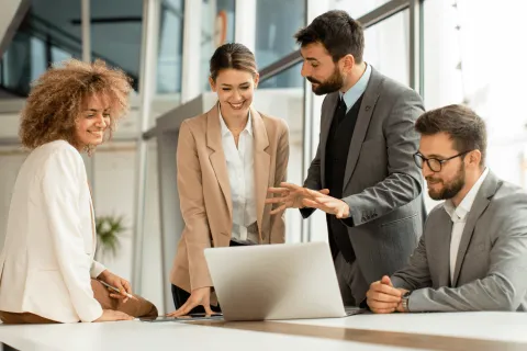 Mitarbeiter kommunizieren im Büro miteinander. © Adobe Stock, BGStock72