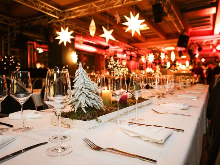Festlich gedeckte Tafel für eine Weihnachtsfeier im Betrieb.