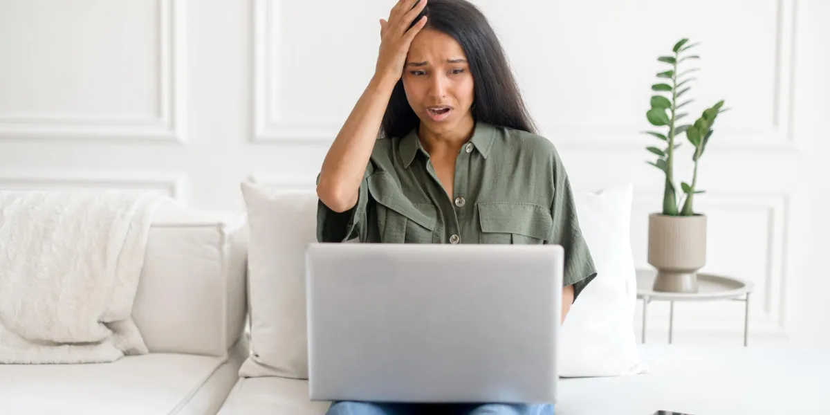 Eine Frau hat einen Cyberangriff auf ihrem Endgerät im Homeoffice entdeckt. Tipps für mehr Cybersicherheit im Homeoffice erhältst du hier. © Adobe Stock, Vadim Pastuh