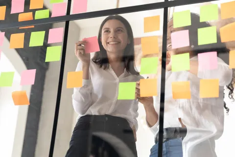 Agiles Arbeiten ist aus vielen Unternehmen nicht mehr wegzudenken. © Shutterstock, fizkes