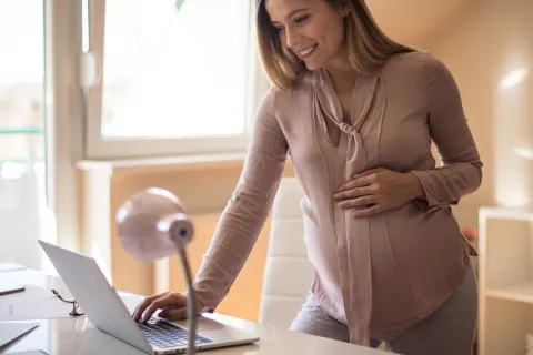 Jeder Arbeitgeber ist verpflichtet, Schutzmaßnahmen für den Arbeitsplatz einer schwangeren oder stillenden Mittarbeiterin zu treffen. © Shutterstock, Liderina