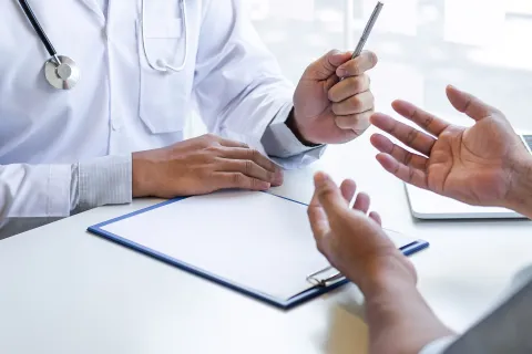 Mitarbeiter spricht mit dem Betriebsarzt. Ein vertrauensvolles Verhältnis ist wichtig. © Shutterstock, SuperOhMo