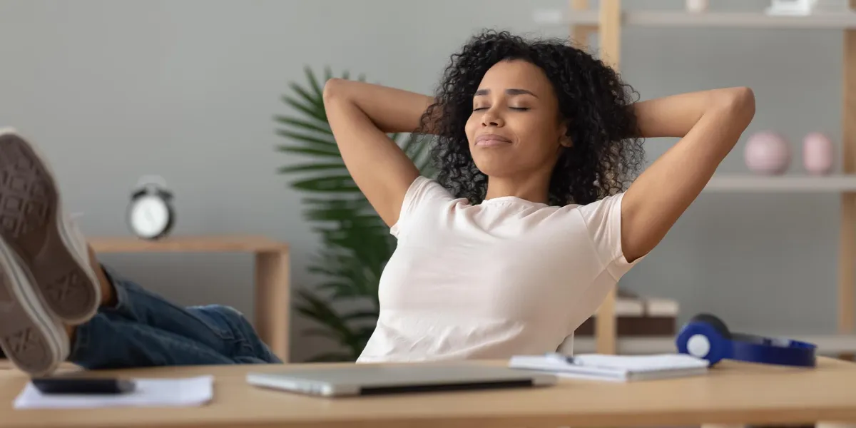 Sabbaticals haben eine Reihe an Vorteilen für deine Angestellten, aber auch für dein Unternehmen. © Shutterstock, fizkes