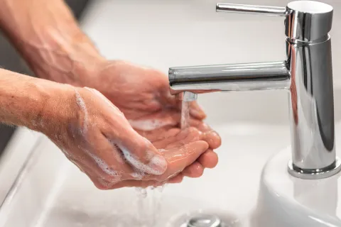 Gerade während der aktuellen Corona-Pandemie ist das Händewaschen wichtiger denn je. © Shutterstock, Maridav