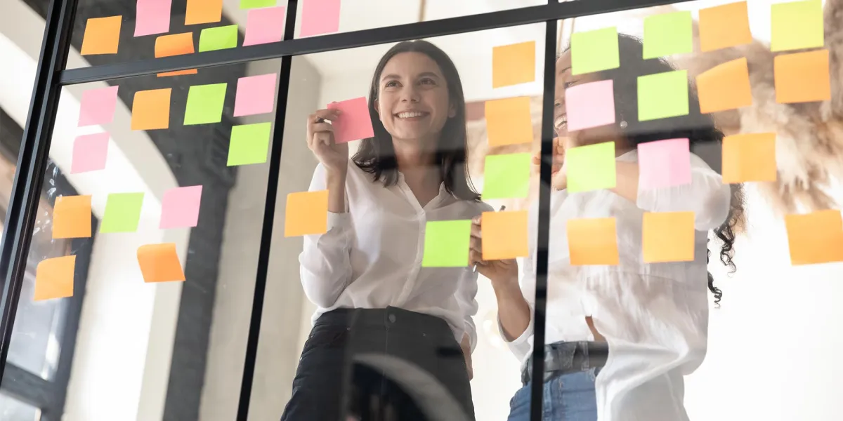 Agiles Arbeiten ist aus vielen Unternehmen nicht mehr wegzudenken. © Shutterstock, fizkes