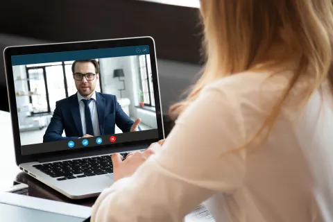Videokonferenzen statt Meetings: Das ist nur eine von vielen Veränderungen, die mit der Corona-Pandemie kamen. © Shutterstock, fizkes