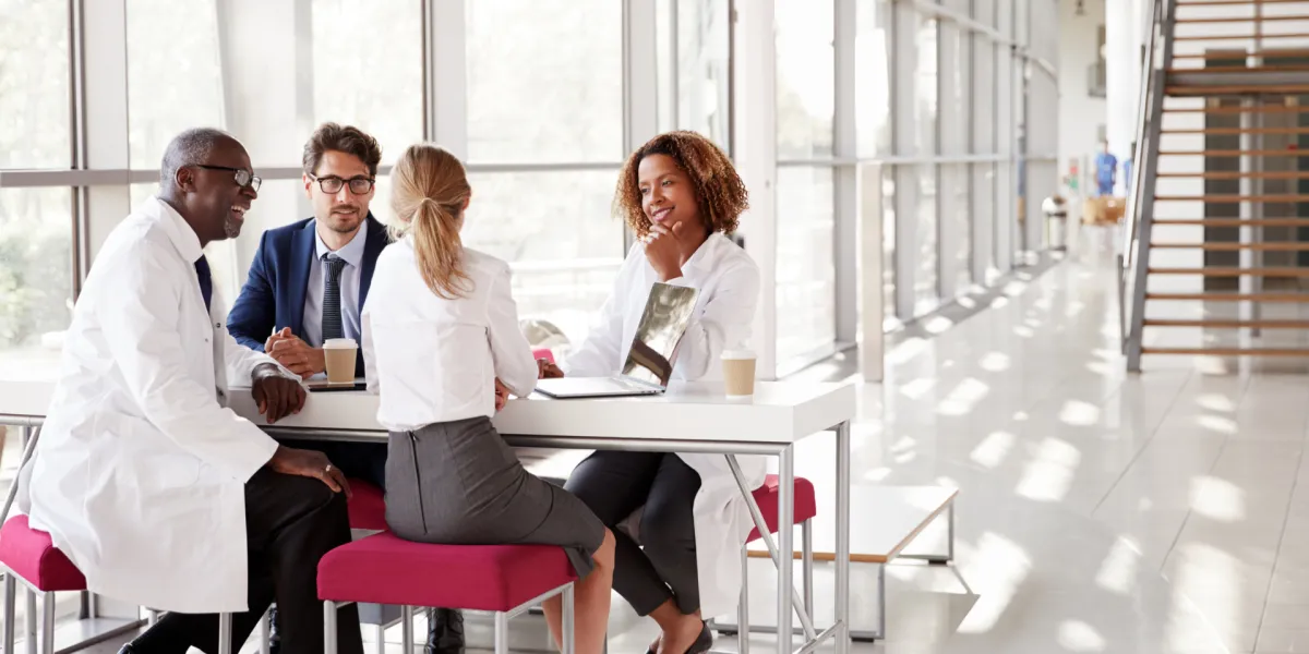 Ein Betriebsarzt unterstützt Arbeitgeber im Arbeits- und Gesundheitsschutz. © Shutterstock, Monkey Business Images