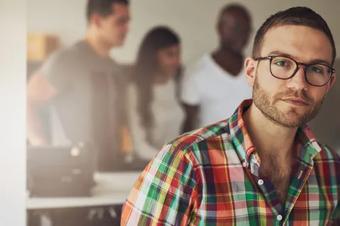 BEM-Maßnahmen sind fällig, wenn Mitarbeiter in den letzten 12 Monaten länger als 6 Wochen arbeitsunfähig waren. © Shutterstock, Flamingo Images