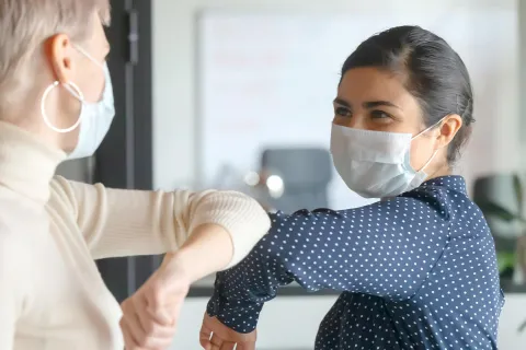 Mit der aktualisierten SARS-CoV-2-Arbeitsschutzverordnung gehen einige Änderungen einher. © Shutterstock, fizkes